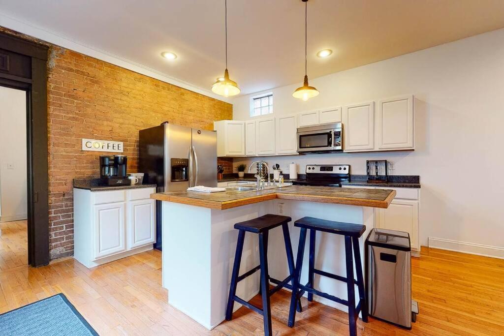 Holiday home Private Home-backyard-parking Near Nulu Downtown *