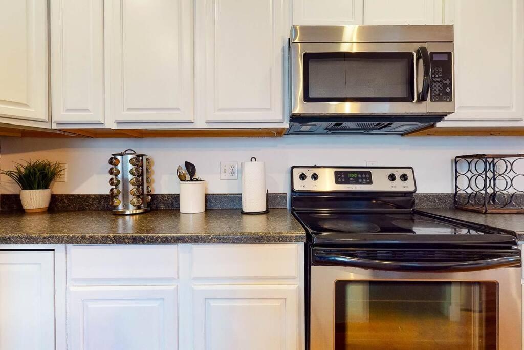 Holiday home Private Home-backyard-parking Near Nulu Downtown
